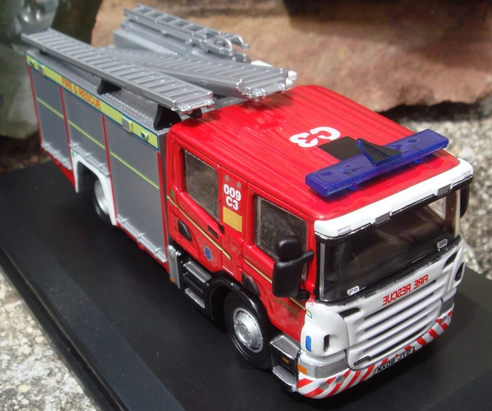 Oxford 1/76 Scale Scania Pump Ladder - Cleveland Fire & Rescue 76SFE001 - Image 3 of 4