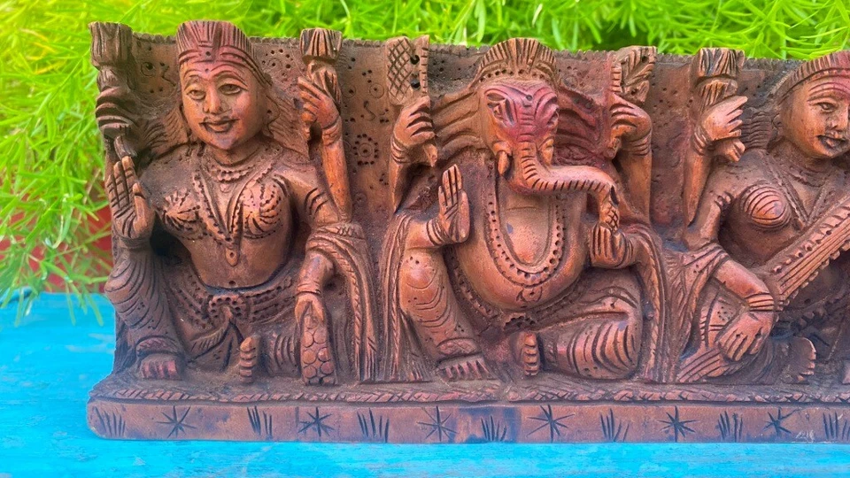 Antiguo panel colgante de pared de madera tallado a mano dios hindú Ganesha Laxmi Saraswati Foto 4 de 4