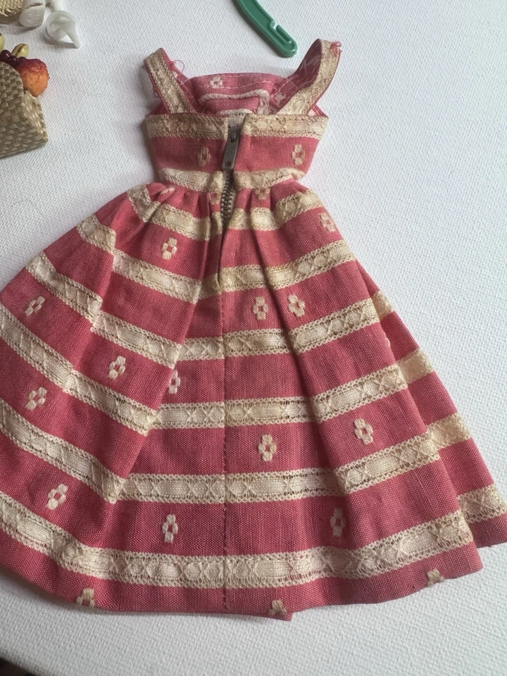 Traje vintage de Barbie 1963 "Busy Morning" #956 • Bonito completo. Solo hecho por-1 año Foto 3 de 4