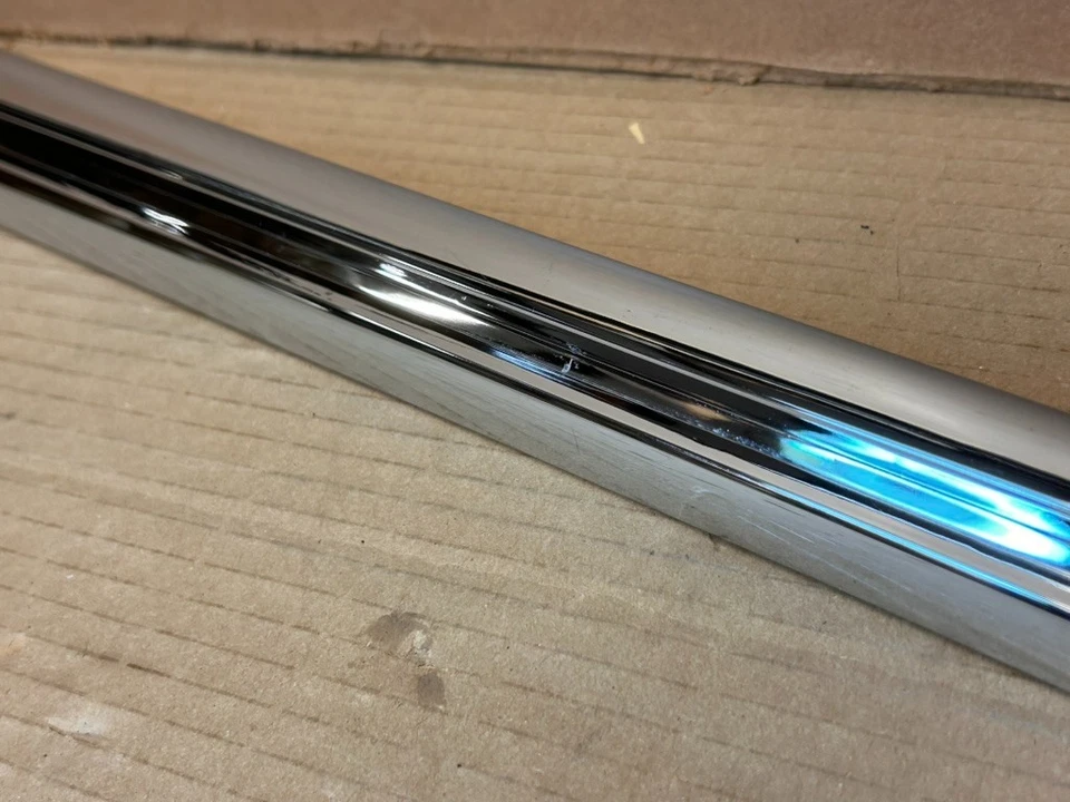 49 Oldsmobile Series 76 78 1948 tapa puerta lateral moldura GM 554871 ¡Nuevo en caja! Individual Foto 4 de 4