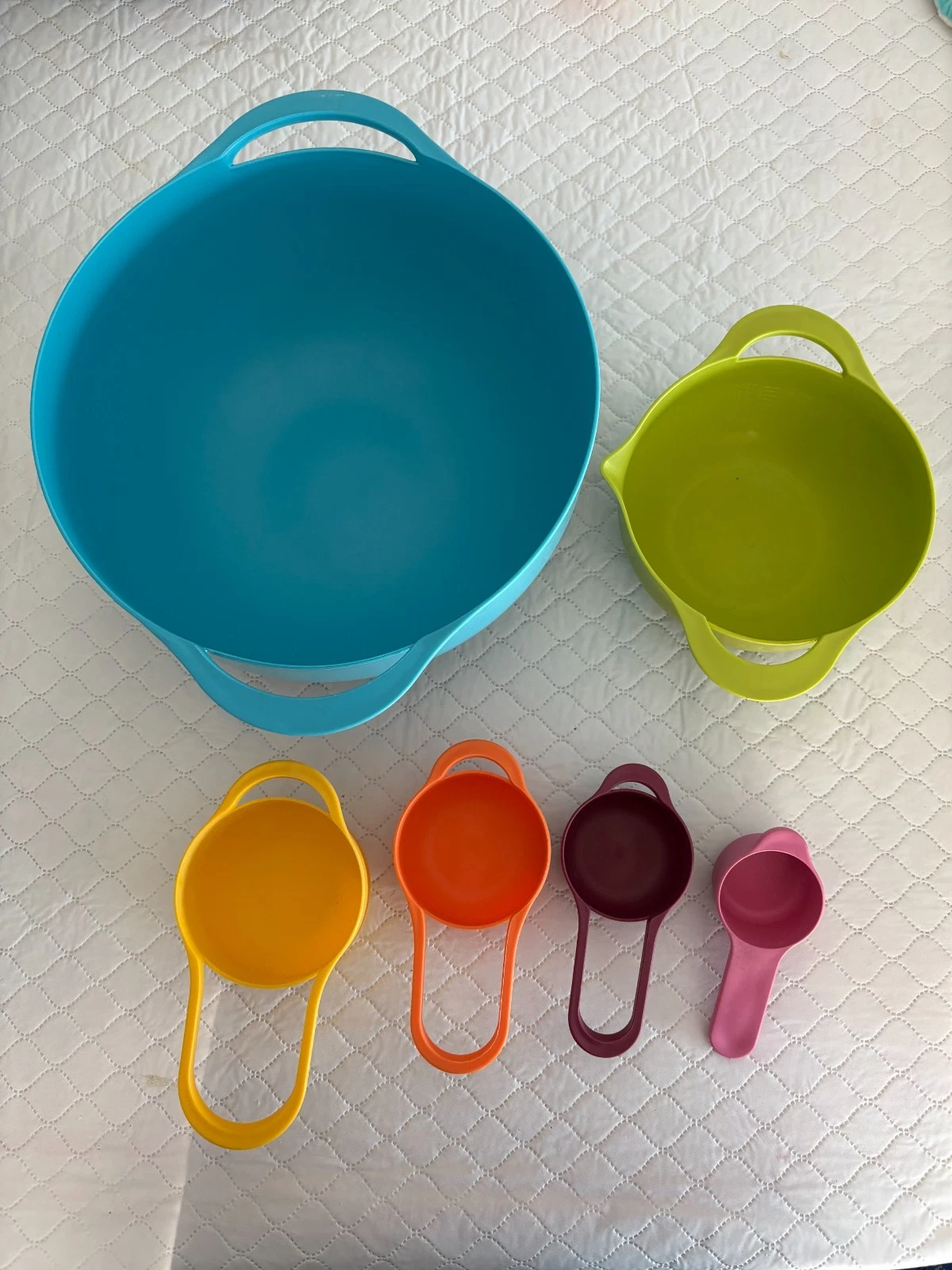 NEW Plastic Bright & Colorful 4 Nesting Measuring Cups and Measuring Bowls Set