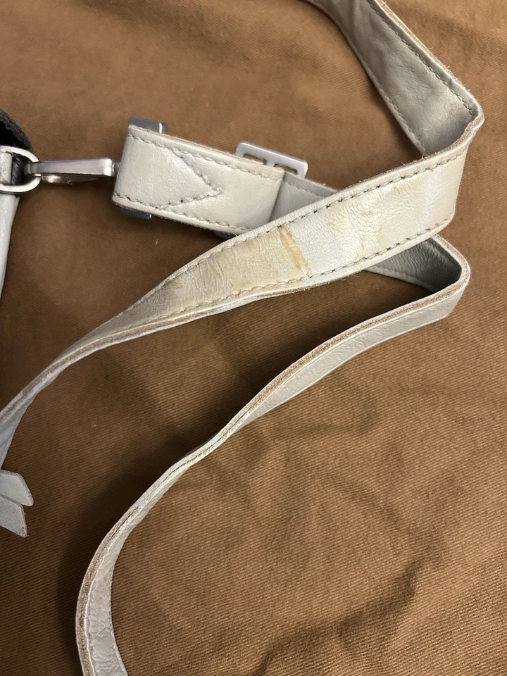 CUERPO BANDOLERA DE CUERO HAMMITT DILLON MEDIANO PRECIO DE VENTA SUGERIDO POR EL FABRICANTE $495 Foto 2 de 4