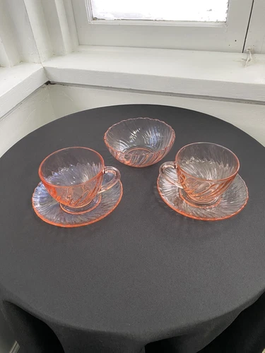 Vintage Arcoroc France Rosaline Pink Swirl 2 Tea Cups 2 Saucers 1 Berry Bowl Set