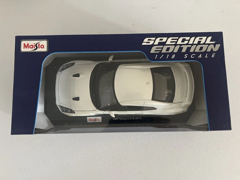 Coche fundido a presión blanco Maisto 1:18 2009 Nissan GT-R (R35) Foto 3 de 3