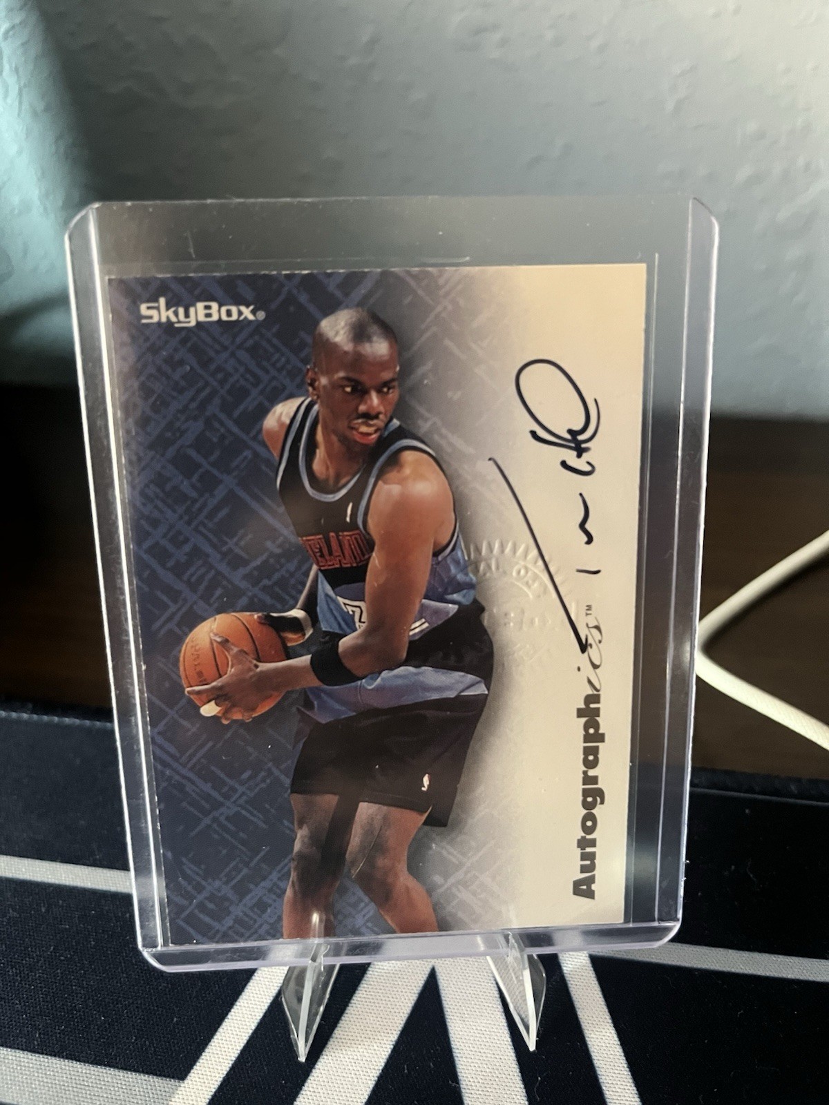SkyBox 1996-97 Premium Autographics Tyrone Hill Auto.