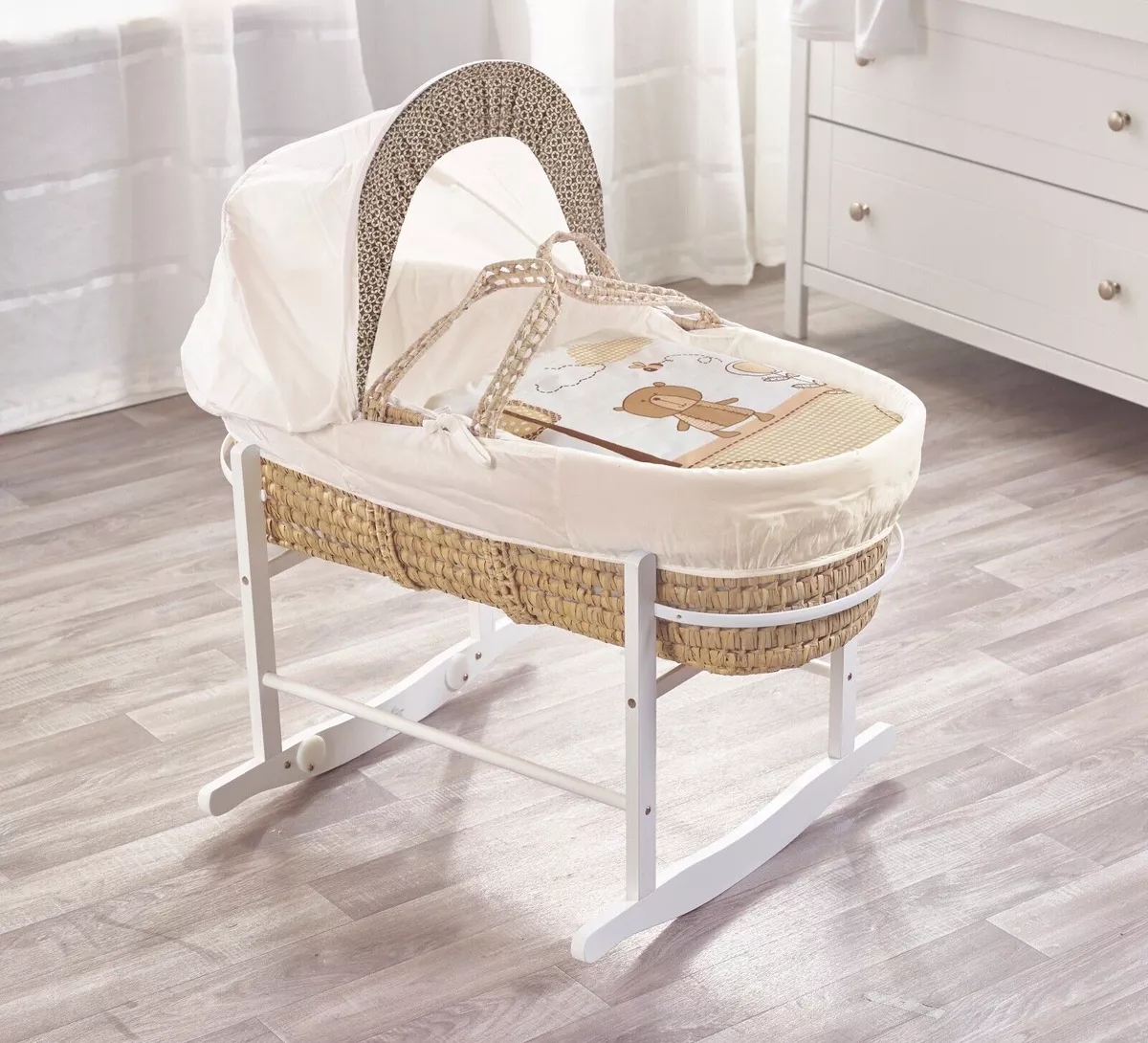 Moses basket that top attaches to bed