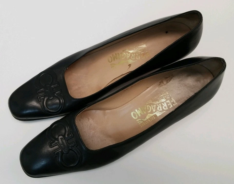 Salvatore Ferragamo Pumps Black Leather Signature Logo Size 8.5 AA ITALY - Image 4 of 4
