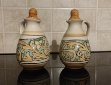 2 piccole anfore con coperchio in ceramica decorate a mano