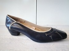 Zapatos de piel de cabra en azul con la p…