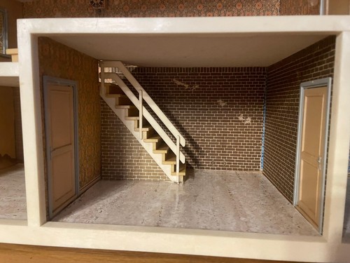 Lisa of Denmark Puppenhaus mit Balkon Maßstab 1:16 mit Bauernmöbeln - Bild 10 von 18