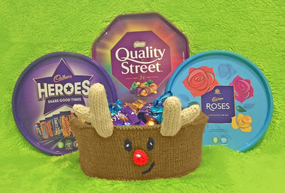 KNITTING PATTERN - Christmas Rudolph Reindeer Sweet Tub Cover - Roses chocolate