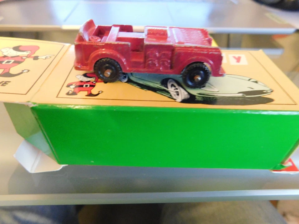 DIECAST TOY FIRE TRUCK - CIRCA 1950's - ANTIQUE VINTAGE - MIDGETOY - 2 7/8" NIB - Image 3 of 4
