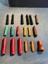 Lot de 18 pièces de manche en bois peintes ou finies anciennes arts et métiers