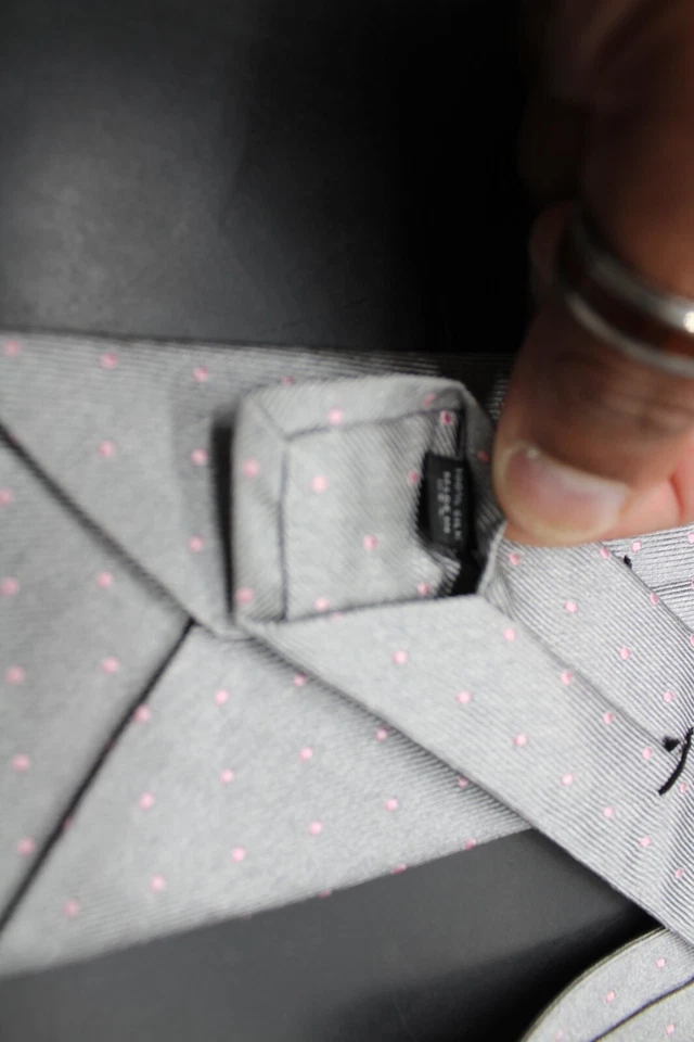 Corbata clásica para hombre Michael Kors gris/rosa punto rejilla mezcla de seda Foto 3 de 4