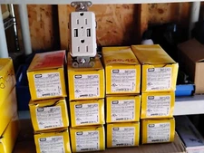 (13) Hubbell SNAP15UACW White USB Charger Duplex Receptacles 15A 125V