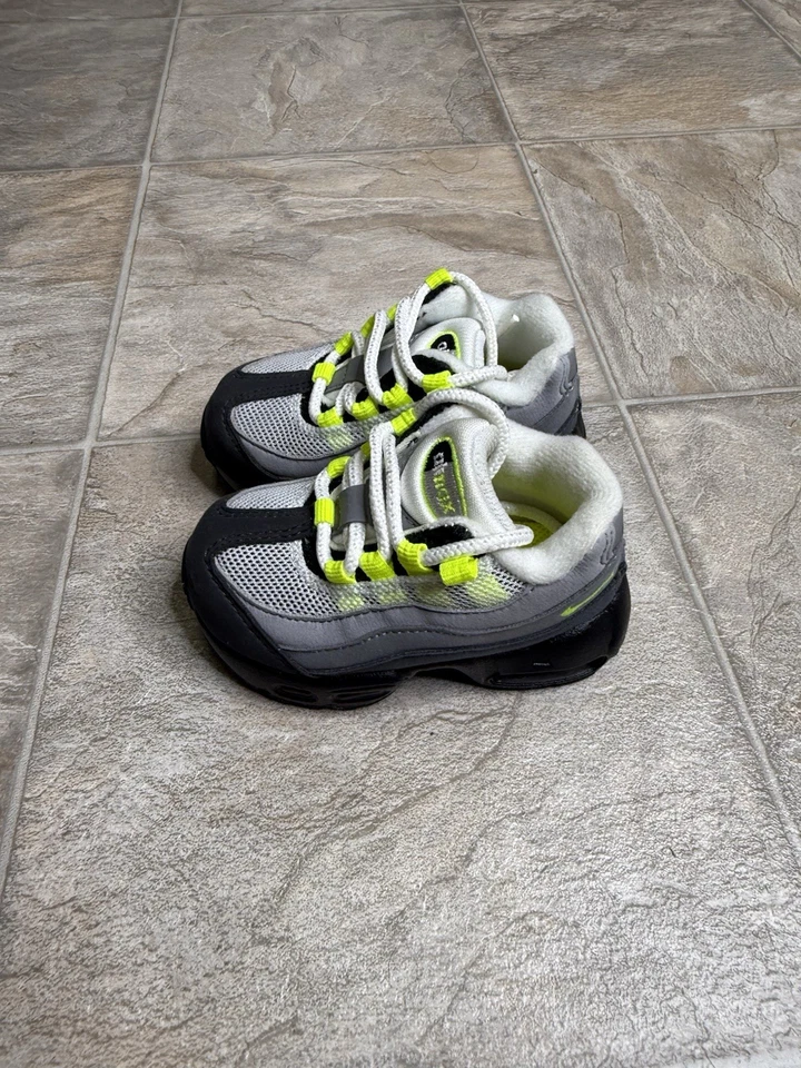 Zapato Nike Air Max 95 OG Neon TD Talla 5c Gris CZ0949-001 Usado  Foto 4 de 4