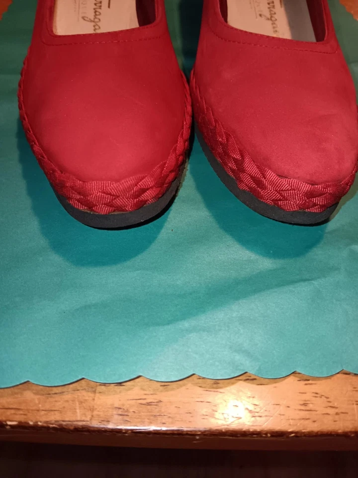 Salvatore Ferragamo Womens Bold Red Suede And Leather Shoes Made In Italy Sz 7.5 - Image 3 of 4