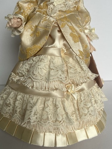 Vtg Madame Alexander 1st Lady Series IV LUCY WEBB HAYES w/stand Homeschool Read - Picture 5 of 16