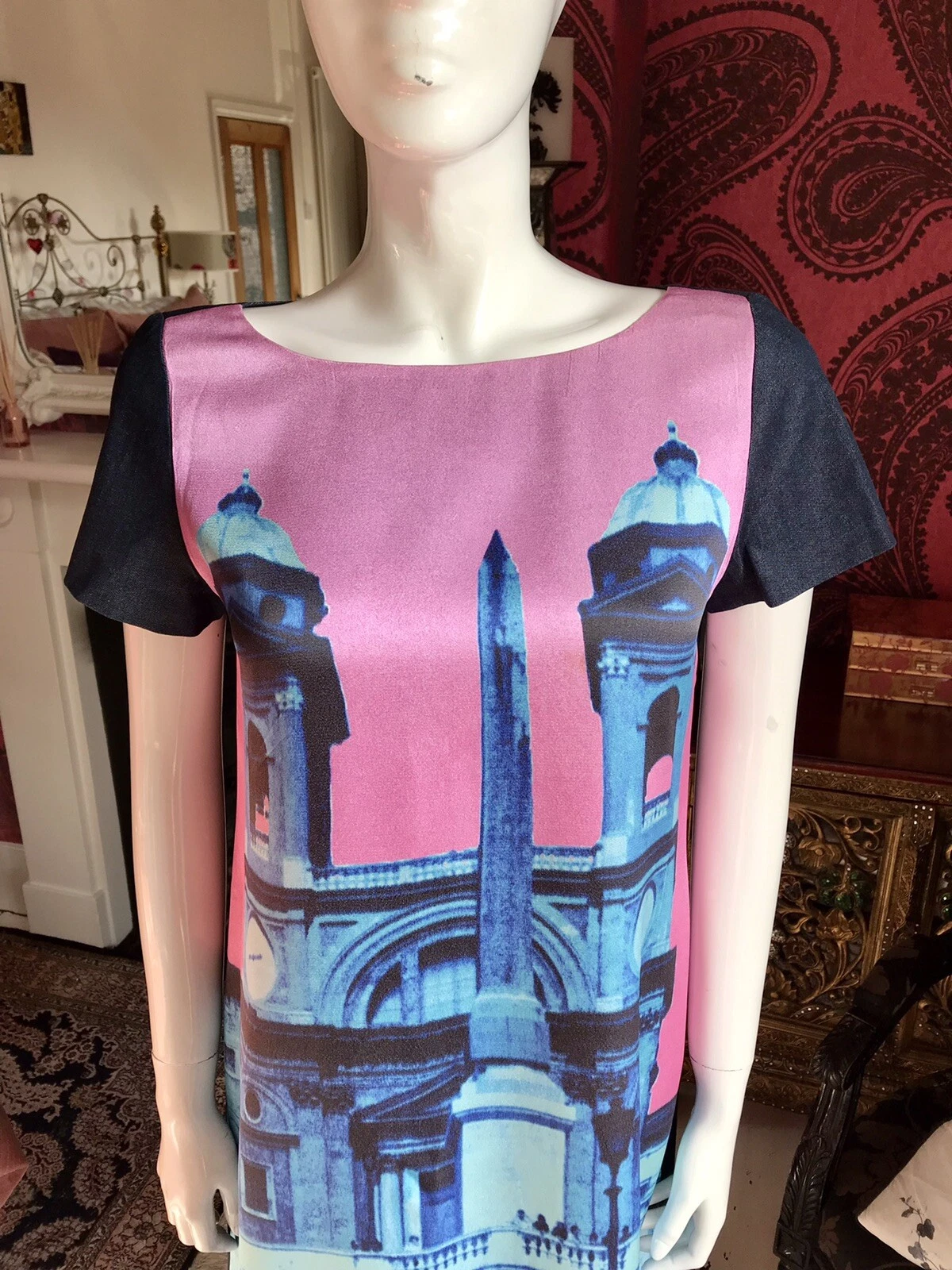 Abito Moschino nuovo con etichette blu e rosa stampa grafica taglia UK 12 IT 44