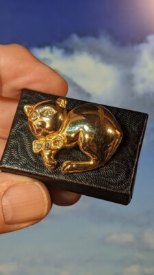 Vintage Brosche goldene Katze 35 mm, in Geschenkbox. Ein Stein fehlt.