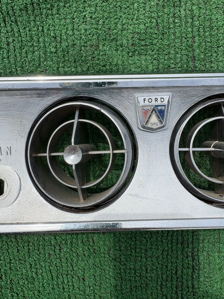 1964 1965 Mustang under dash air conditioning face with vents 64 65 A/C Foto 3 de 4