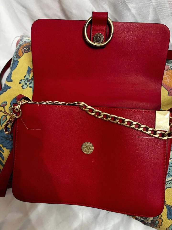 Bandolera para mujer Chloe de cuero cadena roja y dorada Foto 2 de 4