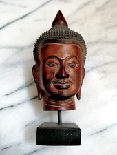 ANTICA TESTA DI BUDDHA IN LEGNO SCOLPITO LACCATO E DORATO, THAILANDIA 1900.