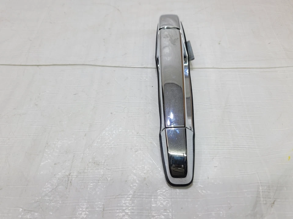 2007-2014 Chevrolet Tahoe Front Right Passenger Exterior Door Handle 84053436 - Image 2 of 4