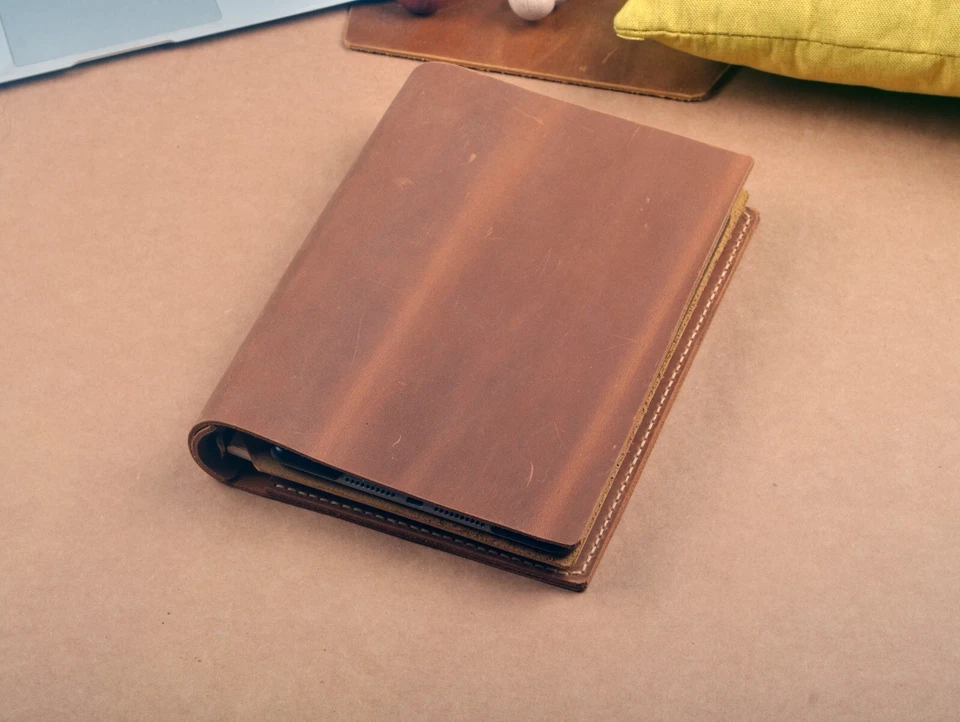 Mini funda de cuero hecha a mano para iPad con carpeta A5 de 6 anillos en cuero Crazy Horse Foto 4 de 4