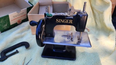 Vintage SINGER Sewhandy Model 20 Child's Miniature Sewing Machine