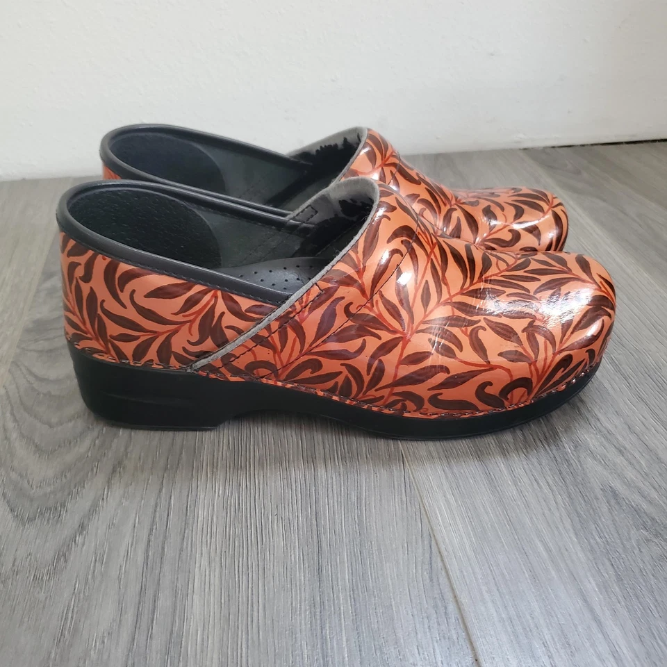 Zuecos profesionales Dansko para mujer talla 11 EU 42 naranja negro charol floral enfermera Foto 2 de 4