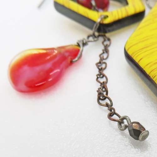 Tesoros recuperados--Colgante y pendientes de cuentas de acrílico y vidrio amarillo de SoniaMcD - Imagen 7 de 18