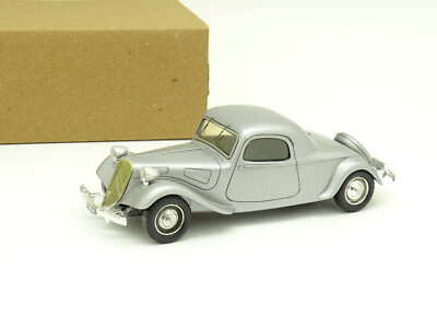 VOITURE DE collection - Citroen traction 15 six G - Universal Hobbies 1