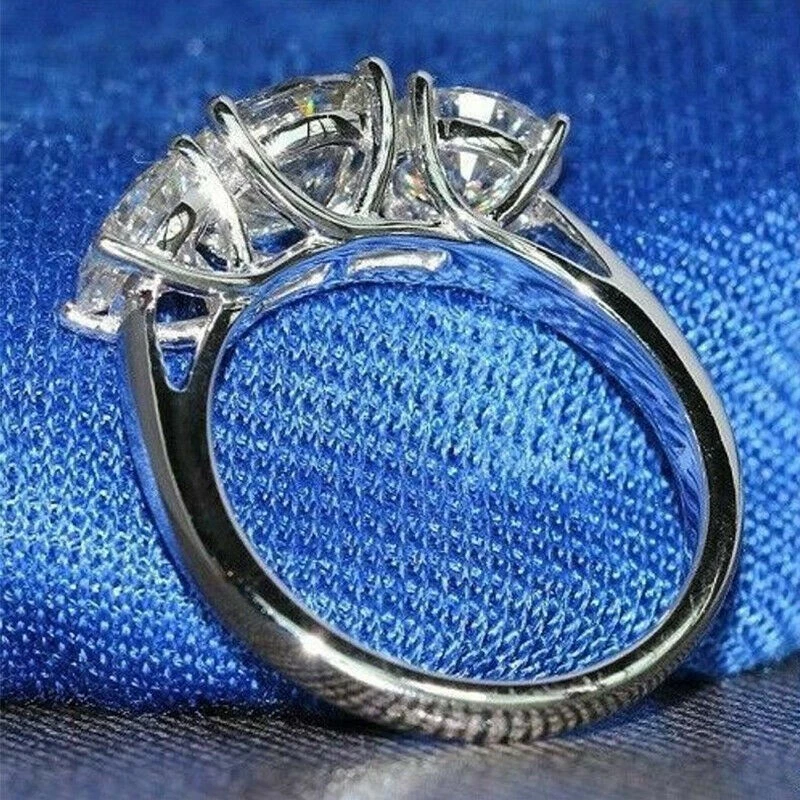 Anillo de compromiso redondo de tres piedras con diamantes de 3,50 quilates acabado en oro blanco de 14 quilates talla 7 Foto 4 de 4