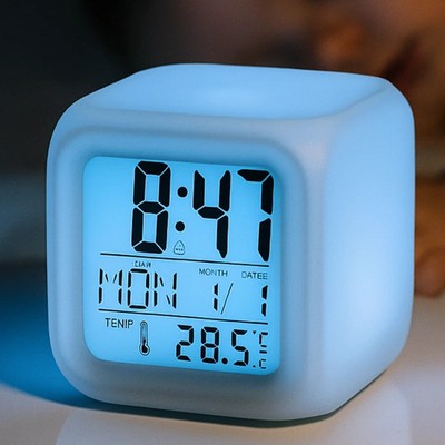 LED Digitaler leiser Wecker 7 Farben leuchtend Bett Schlummerzeit Nachtmodus UK