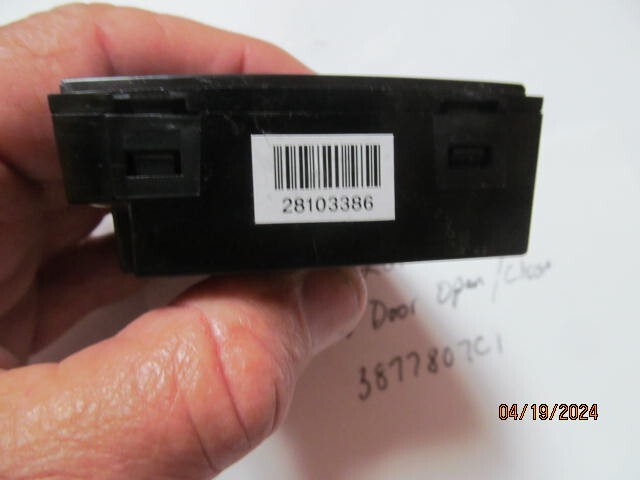 2596166C1 SWITCH, BUS DOOR CONTROL (OPEN/CLOSE) LH steering wheel control