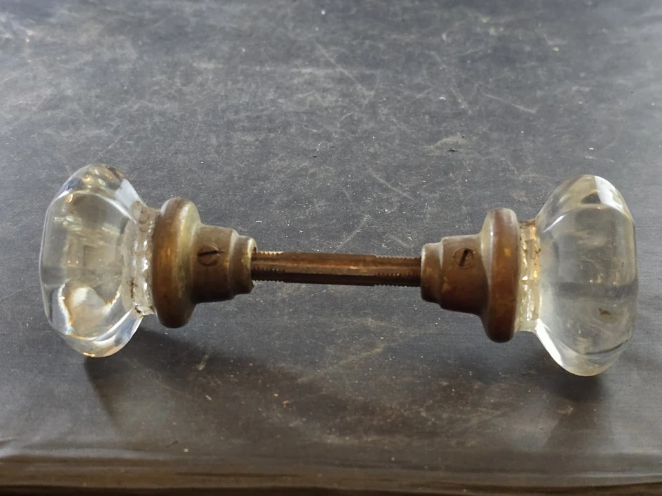 Antiguo juego de perillas de puerta de vidrio de cristal de 8 puntos con husillo de herrajes de latón de colección Foto 4 de 4