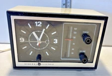 Vintage General Electric Radio Clock Model 7-4725