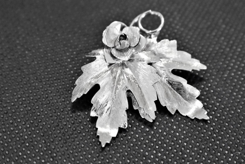 VINTAGE MAPLE LEAVES FLOWER BLOSSOM ETCHED WHITE GOLD PLATED PIN BROOCH -1.75"