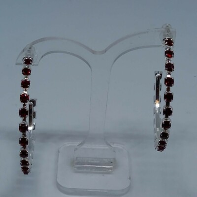 Schöne schmale Diamant Creolen aus Siam Rubin Glassteinen.