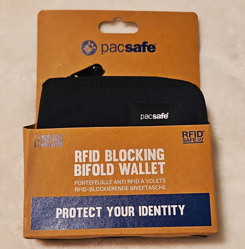 Pacsafe Men's RFIDsafe RFID Blocking Zip Bifold Wallet Black Solid Logo