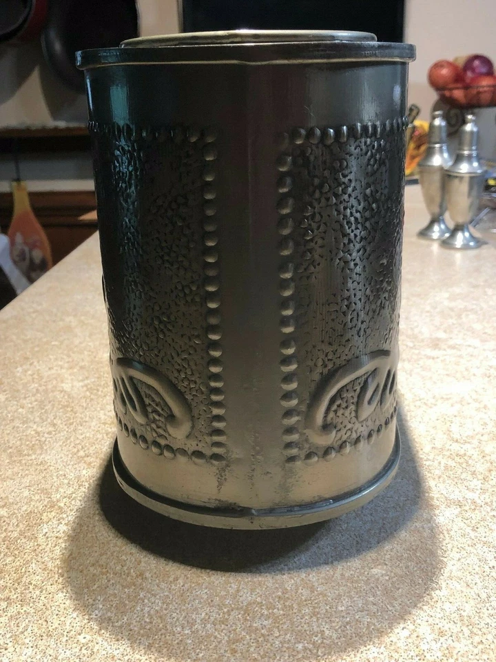 Antiguo enfriador de vino holandés de dos botellas de acero inoxidable color peltre en relieve Foto 4 de 4