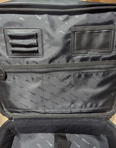 Targus Genuine Leather Universal Notebook/Laptop Carrying Case OCU2 - Black - Afbeelding 4 van 5