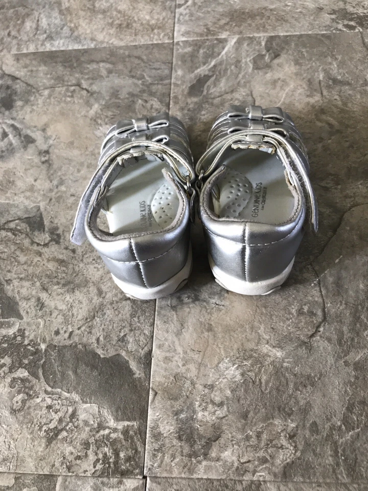 Sandalias OshKosh bebé niña talla 2, imitación cuero plata. Foto 4 de 4
