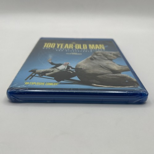 The 100-Year-Old Man Who Climbed Out the Window and Disappeared (Blu-ray) New - Foto 2 di 6