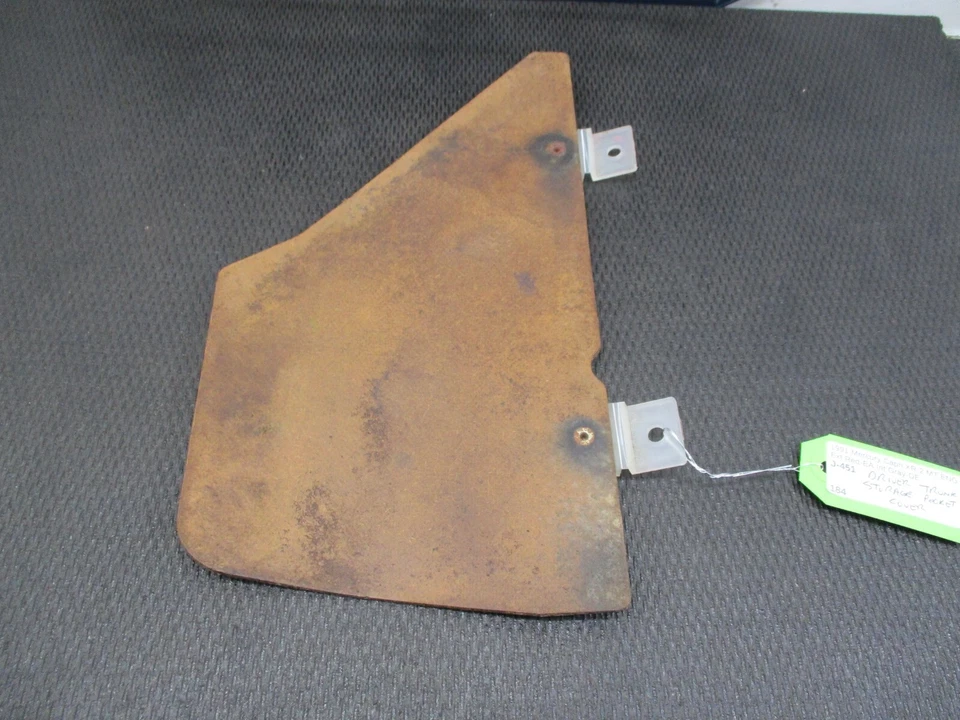 Mercury Capri 1991 - lado izquierdo del conductor - cubierta de bolsillo de almacenamiento de maletero (defectos) Foto 2 de 4