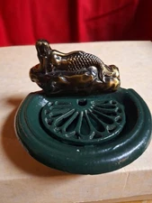 Vintage metal ashtray or trinket dish no brand removable grate stands on 3 legs 