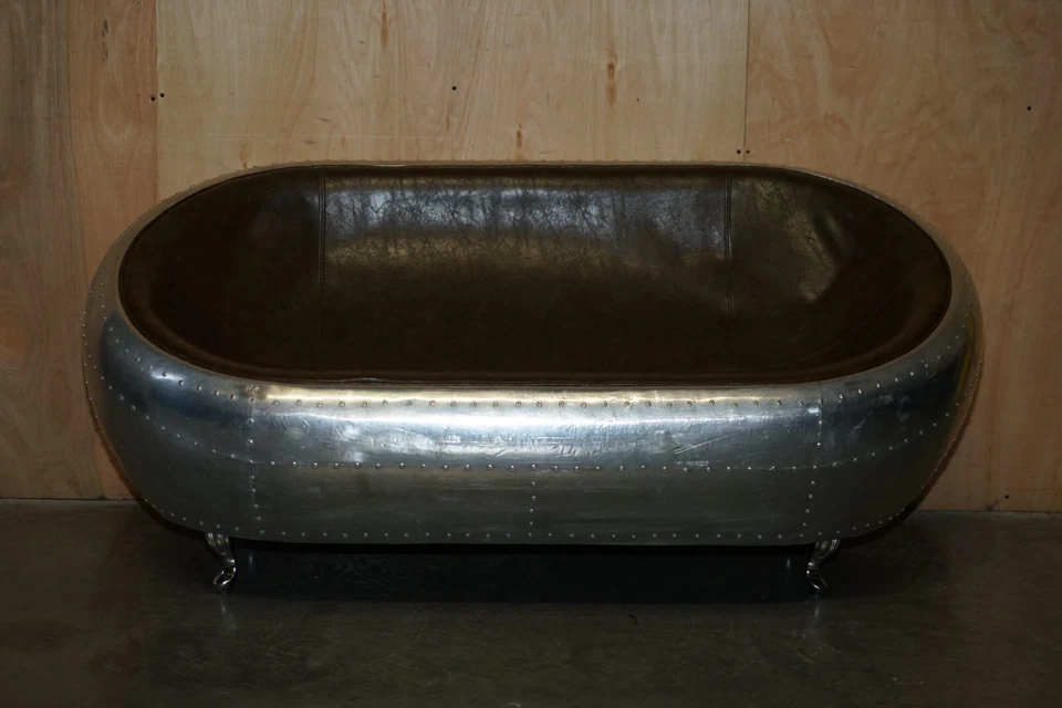 SOFÁ DE DOIS LUGARES ESTILO AVIADOR SUPER LEGAL MARTELADO À MÃO ALUMÍNIO E COURO MARROM - Imagem 4 de 4