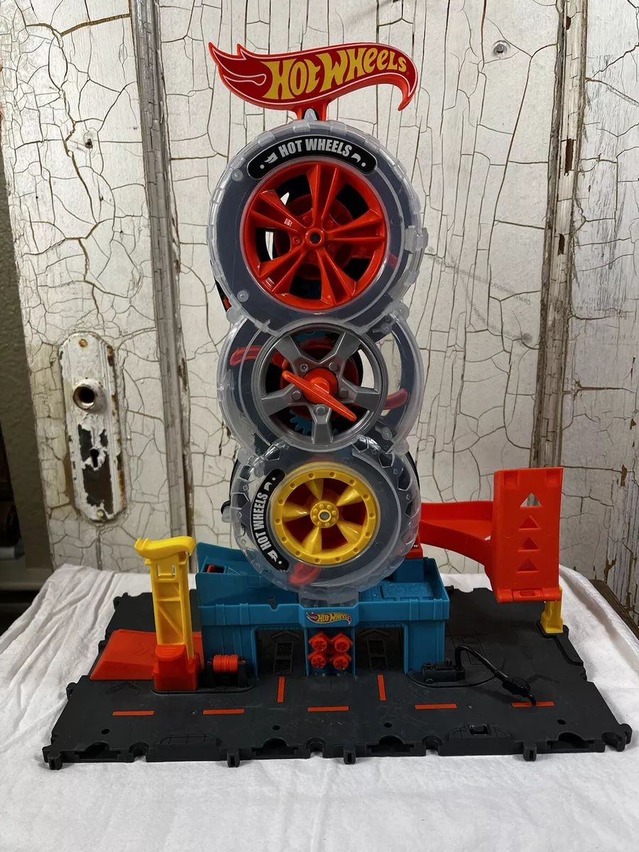 Hot Wheels City Super Twist Tire Shop Playset, Spin