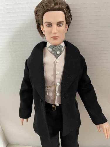 MUÑECA TONNER 17" Vinilo Vampiro EDWARD CULLEN Revestida en GWTW Rhett TRAJE Y Zapatos - Imagen 8 de 20
